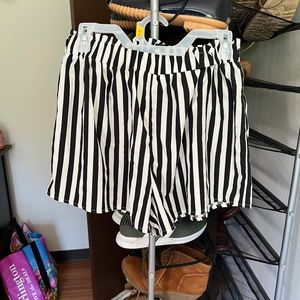 Shein black and white stripped summer shorts